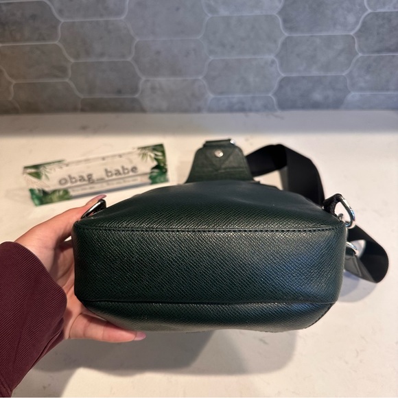 Louis Vuitton Avenue SlingBag Tiaga Leather Green - Picture 9 of 16
